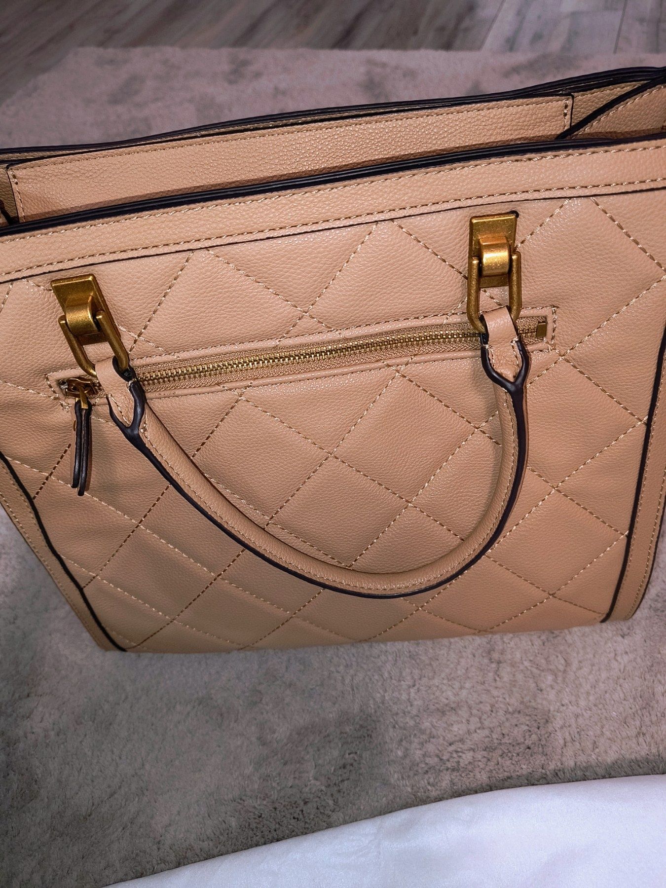 Оригинална чанта на Guess в бежов цвят