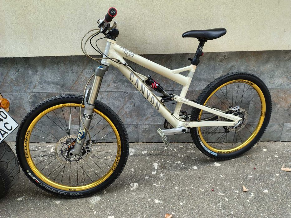 Kawasaki en 500 la pachet cu o bicicletă Canyon Torque ES.