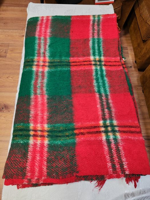 2 чисто нови  родопски одеала и 2  възглавници 90 лева.