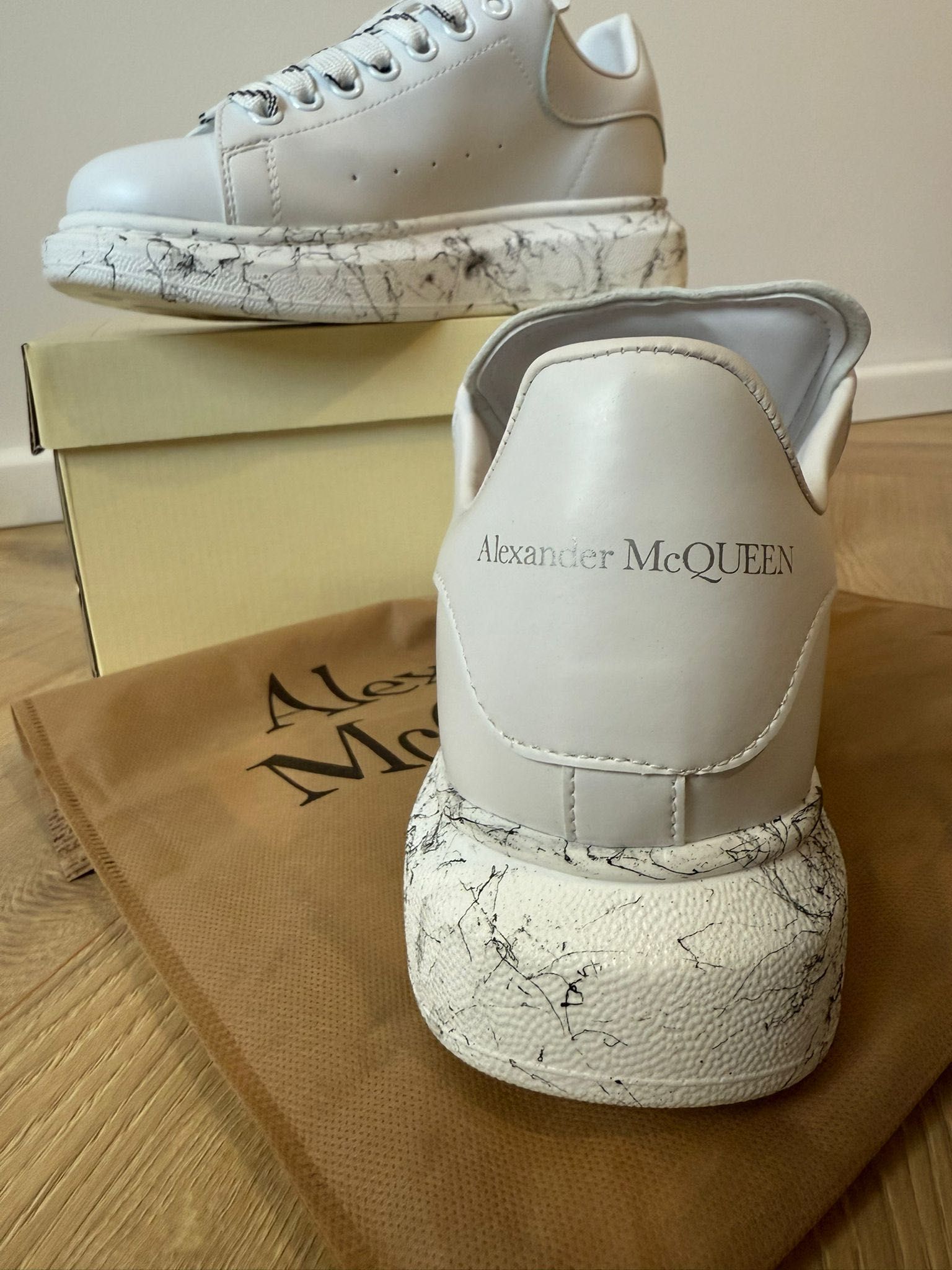 Adidasi Alexander M c Q u e e n Graffiti Edition
