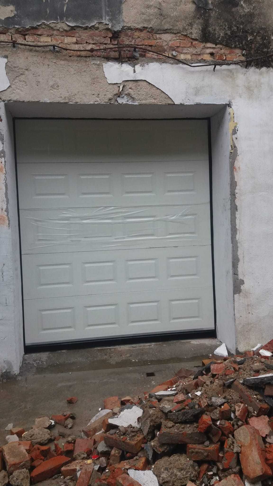 uși de garaj rezidențiale cu ușa pietonala