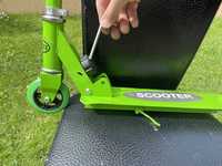 Vand trotineta verde marca scooter