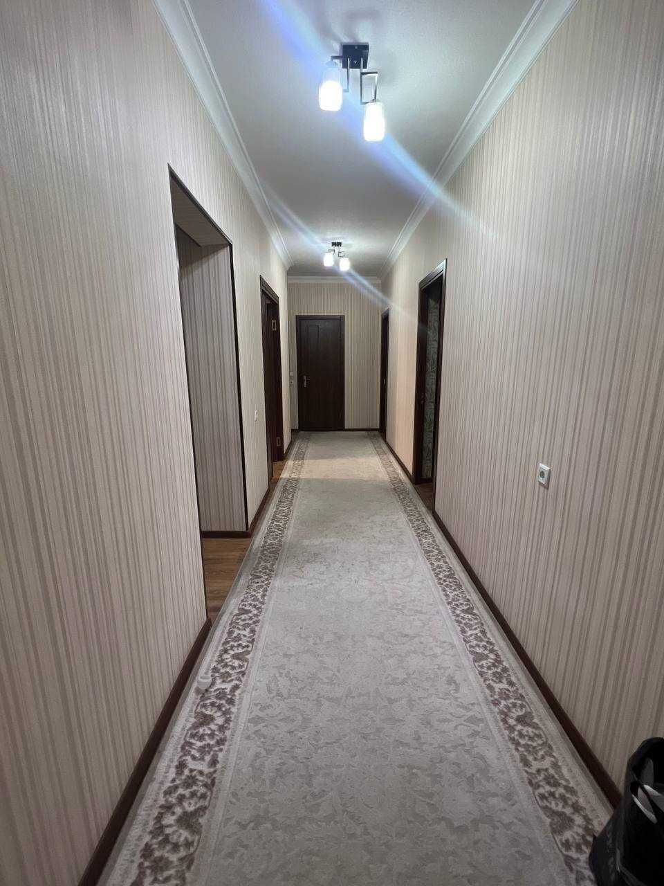 Самарканд Дарвоза 4 хона срочно сотилади. Евроремонт. парковка. 100м2