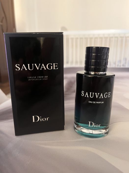 Original dior sauvage miros foarte tare persistent.