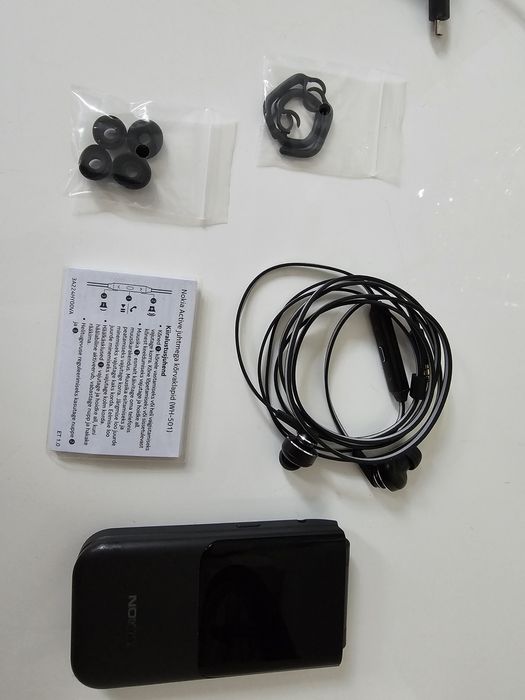 мобилен телефон Nokia 2720 Flip и слушалки Nokia Active WH-501