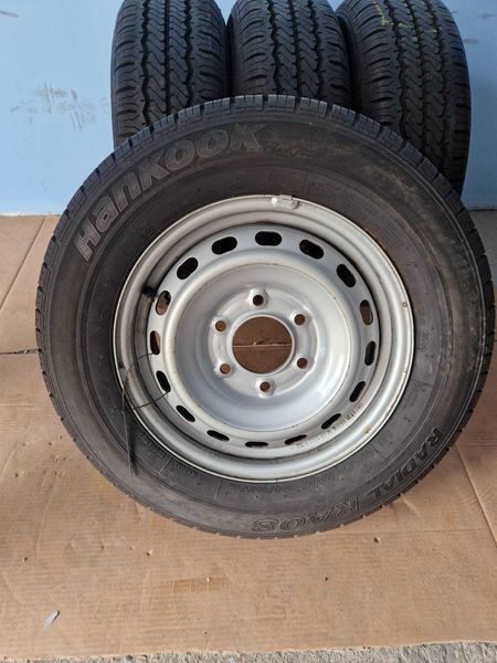 4 броя Летни бусови Гуми с джанти R16C 215/70 Hankook-Hyundai