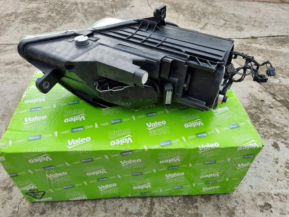 Far stanga bixenon Passat B6 Nou