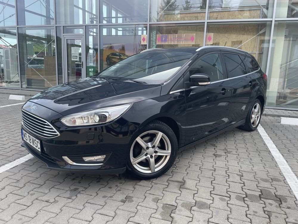 Ford Focus TITANIUM-1.5Dtci-Climatronic-Bi Xenon-Navigatie !