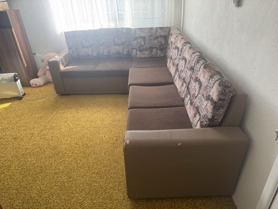 Ъглов диван със стъклена маса