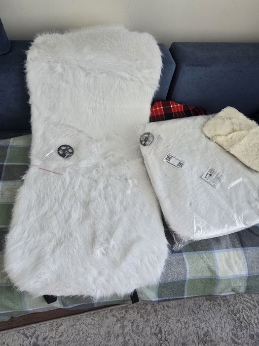 Продам чехлы, белого цвета