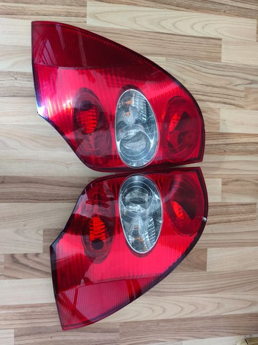 Vând lămpi spate masina  laguna 2 combi