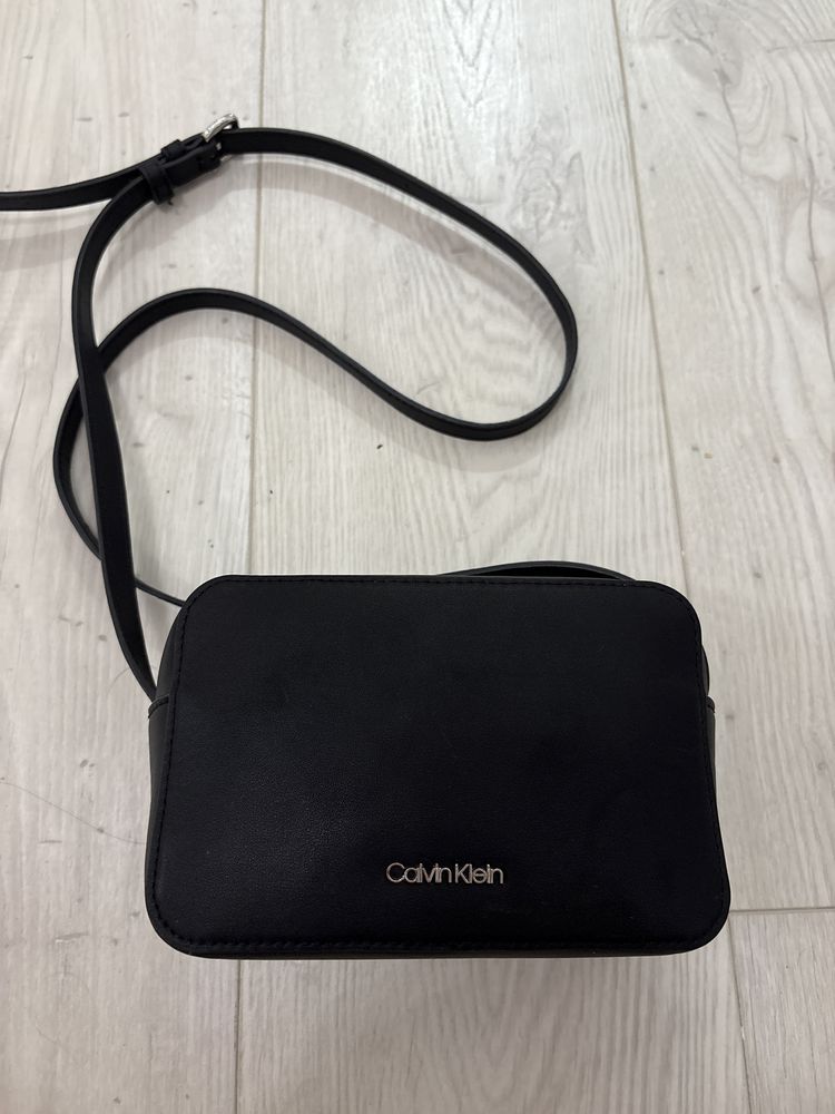 малка чанта на calvin klein