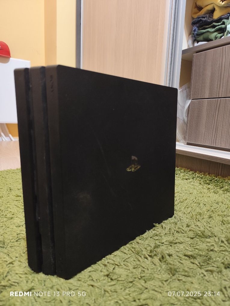 Продавам ps4 pro 1TB