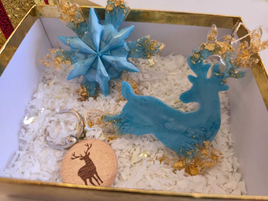 Коледни играчки  за елха от епоксидна смола 
Ръчно изработени фигурки