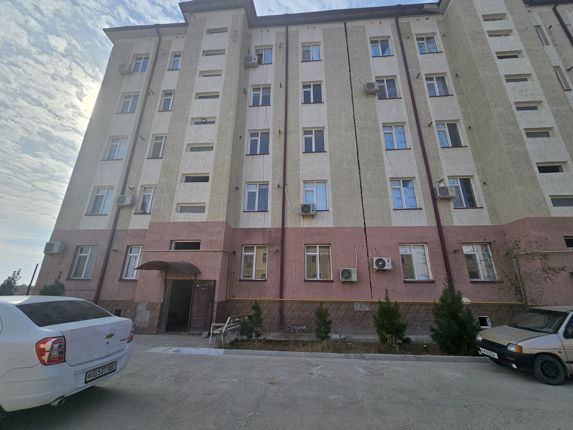 Ko'p Qavatli Uydagi Xonadon