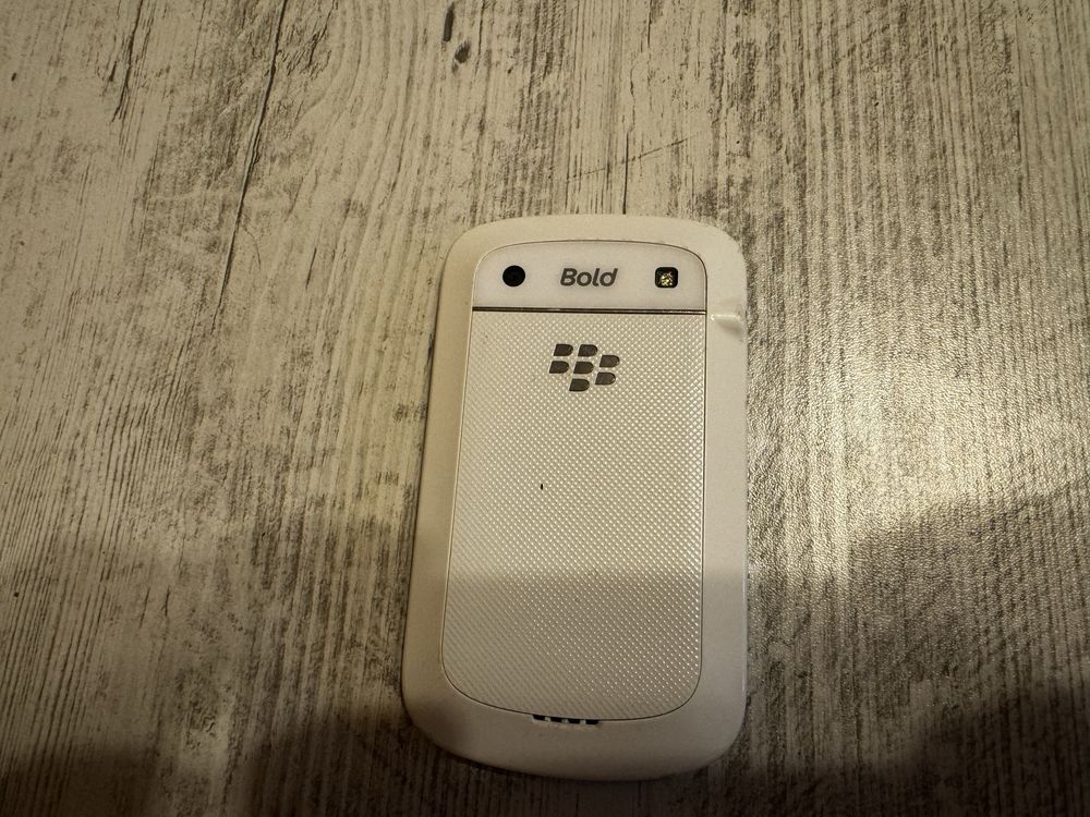 BlackBerry 9900  white