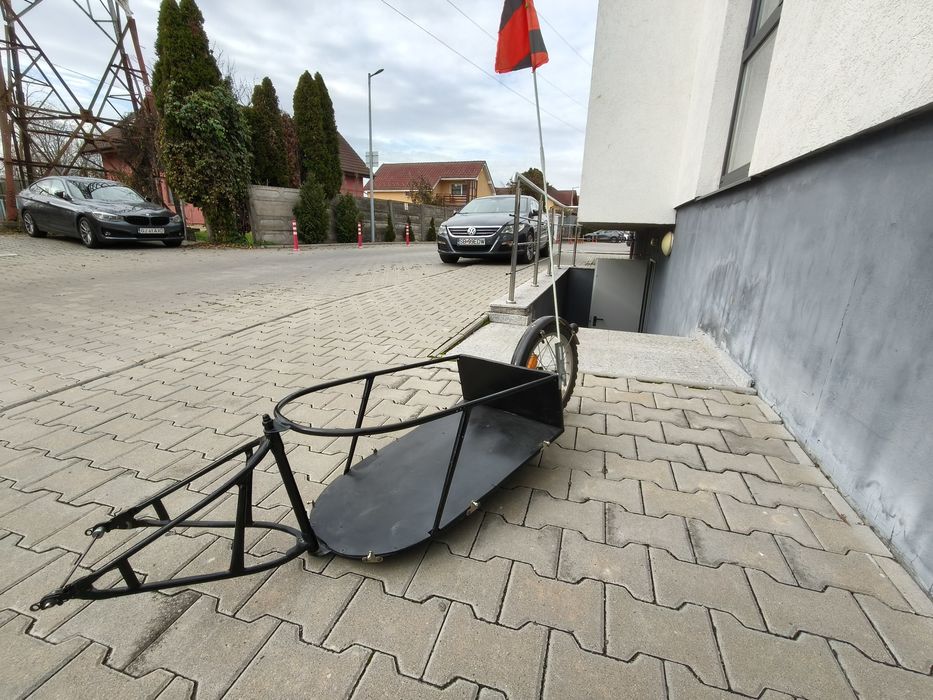 Vând remorcuță de bicicletă pe o singură roată