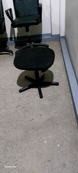 Kreslo sotiladi oddiy