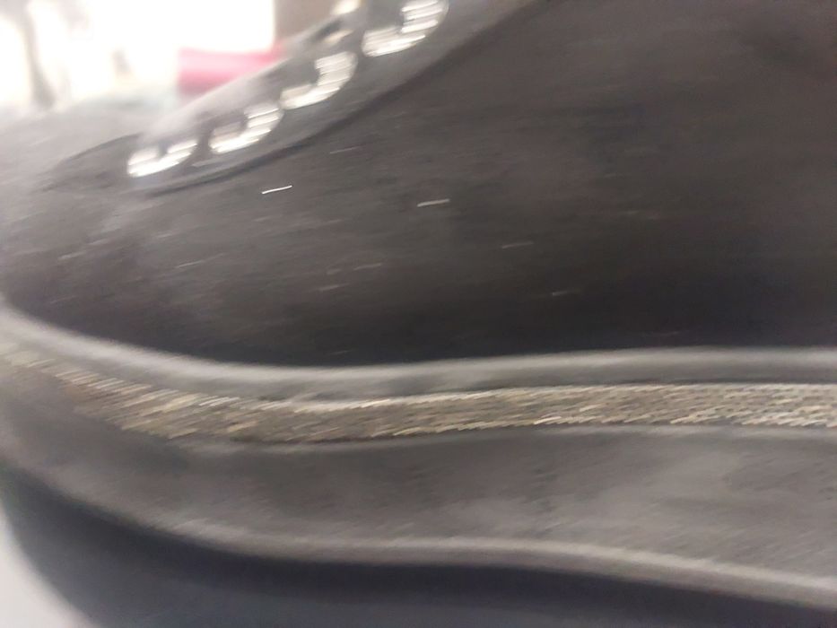 Дамски обувки,велурени,черни,блестящи капси и лента около цялата обувк