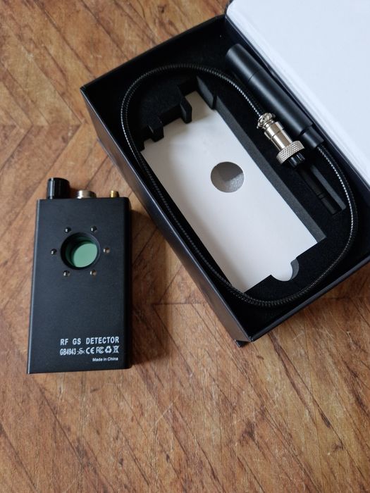 Detector de camere si microfoane spion profesional iUni K18