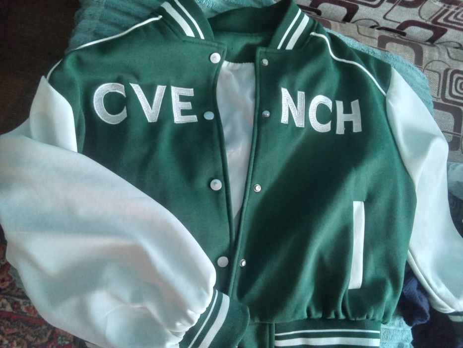 Продам бомбер классный модный