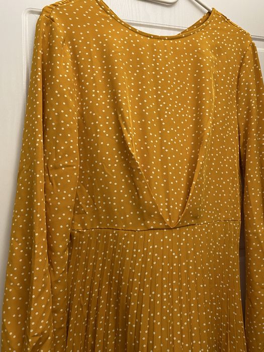 Rochie galbena cu buline albe