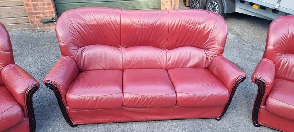 Canapea 3+1+1 piele visiniu insertie lemn negru