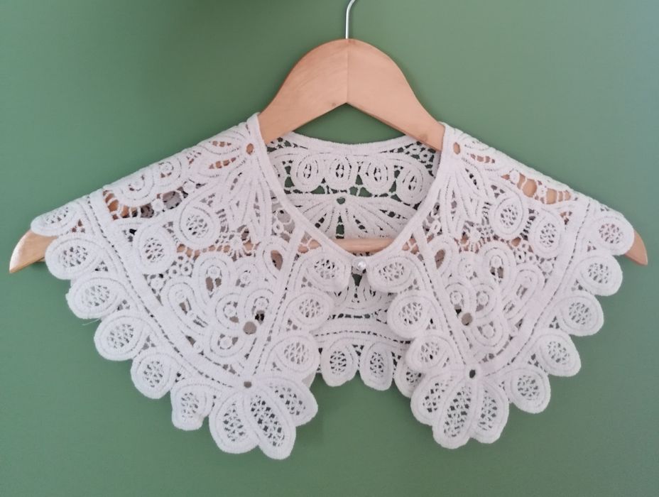 Gulere feminine, accesoriu, eleganță