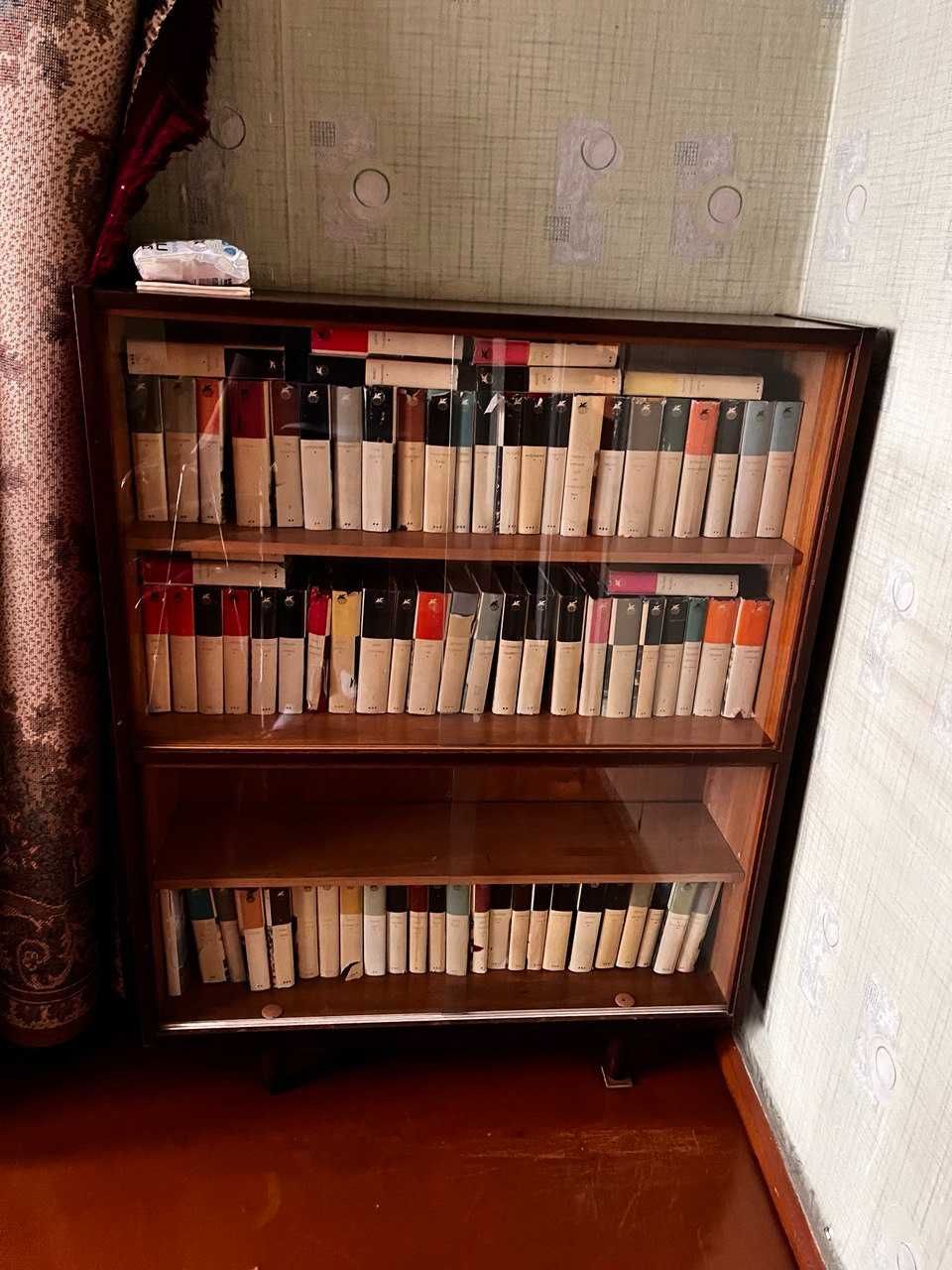 Шкаф книжный деревянный
