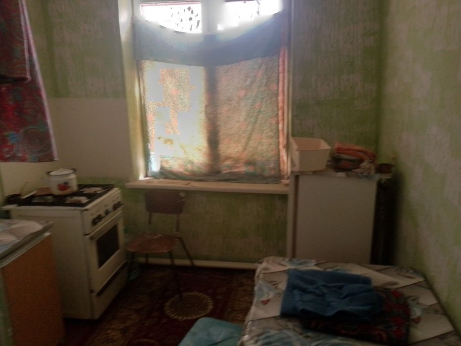 Qorovulbozorda 1 xonali uy sotiladi 1-qavat, dehqon bozori oldida