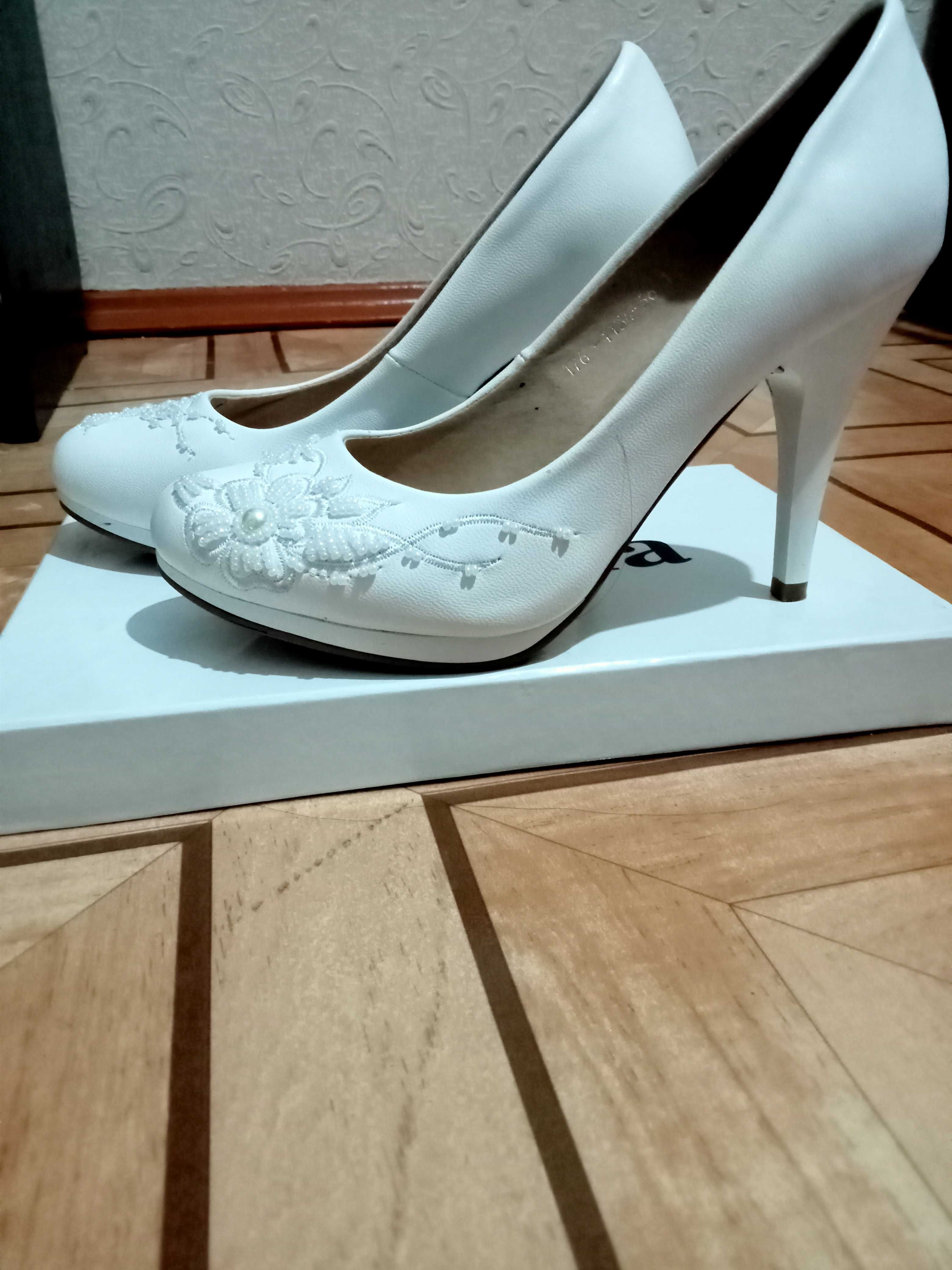 Свадебные туфли (белые)