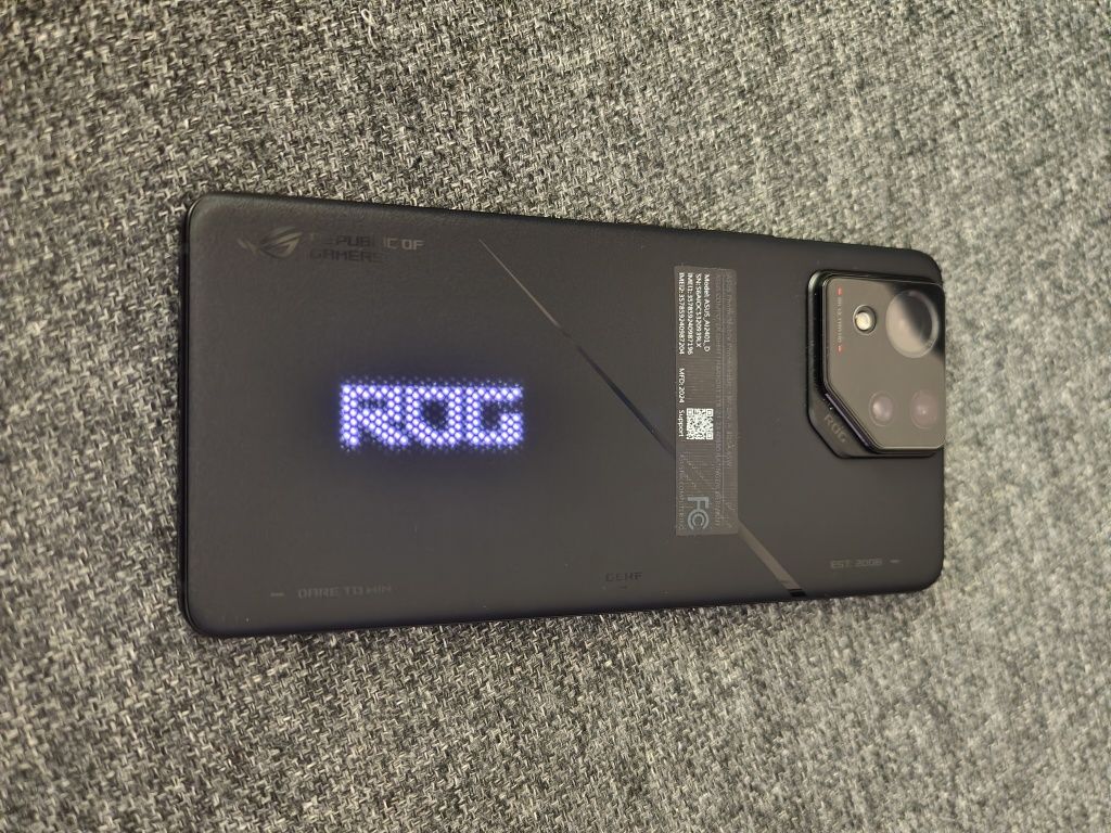 Продавам Asus ROG Phone 8 Pro