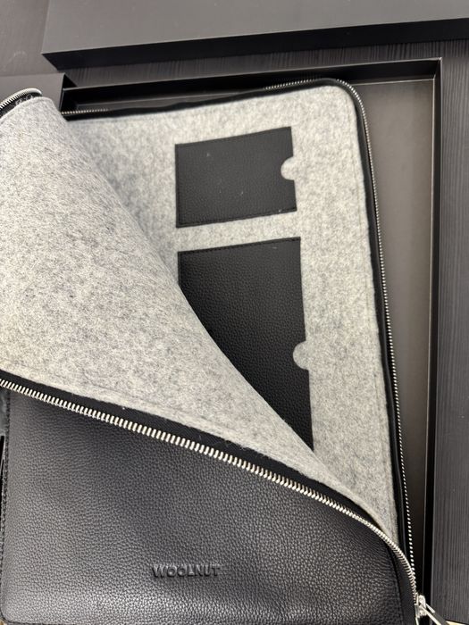 Husa din piele premium, pentru Macbook Pro 16’ - WOOLNUT