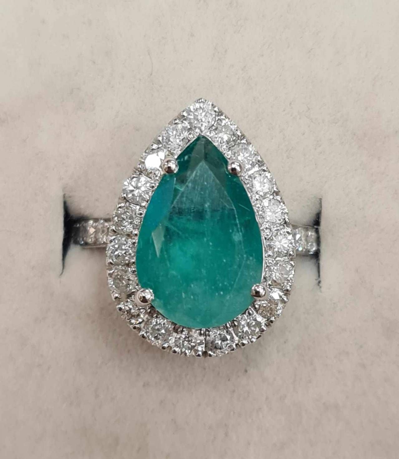 Set din aur alb 14k, cu smaralde naturale si diamante naturale, SAU37