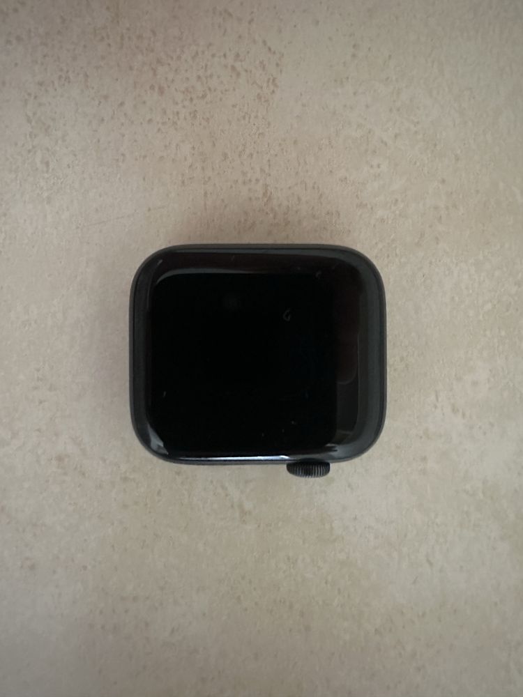 Apple Watch SE 44mm (Space Gray) + Полный комплект
