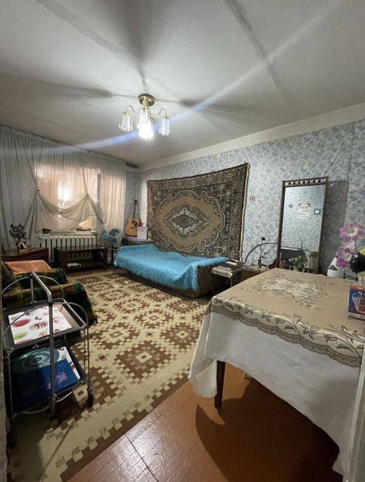 Продается квартира без ремонта.