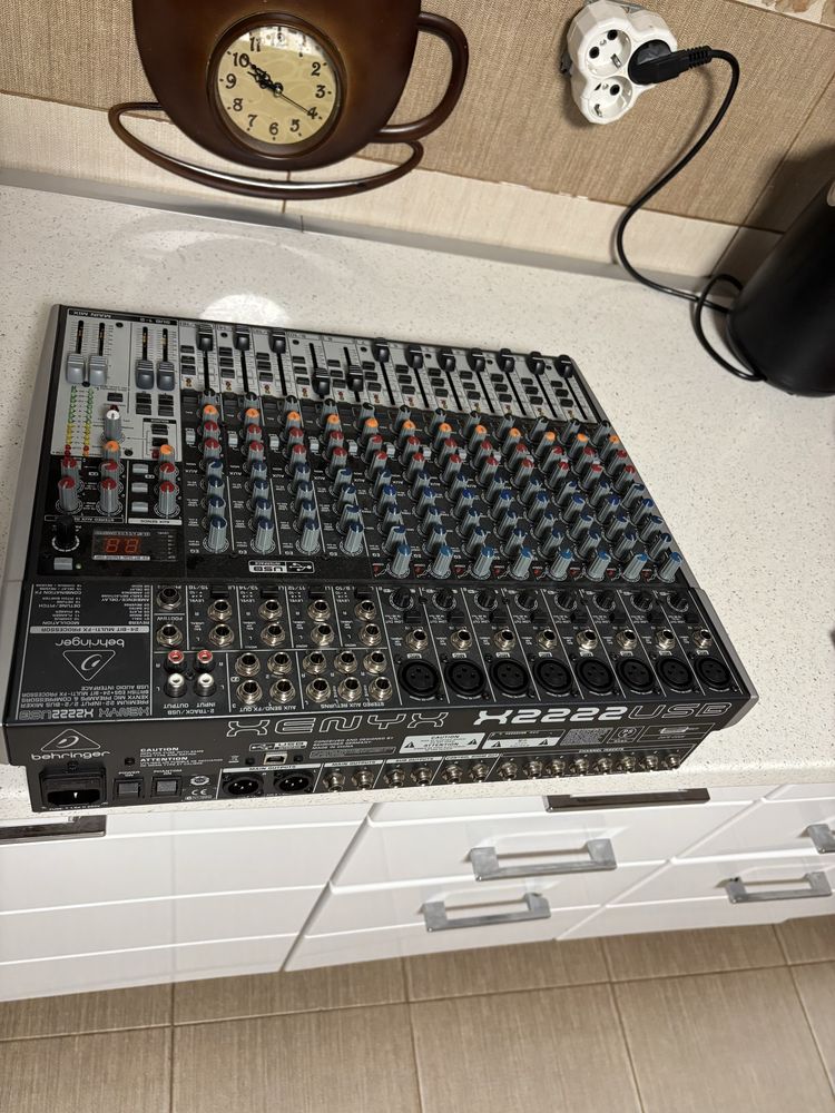 Se vinde mixer Behringer XENYX X2222 USB
