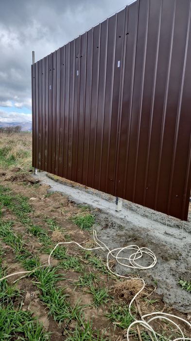 Construim la comanda dvs. garduri si porti din:
- panouri stil jaluzea