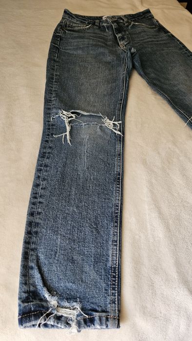 Дънки Zara с прокъсан елемент