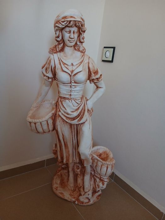 Статуя на жена за украса