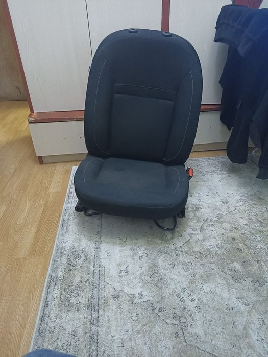 Vând scaune de logan