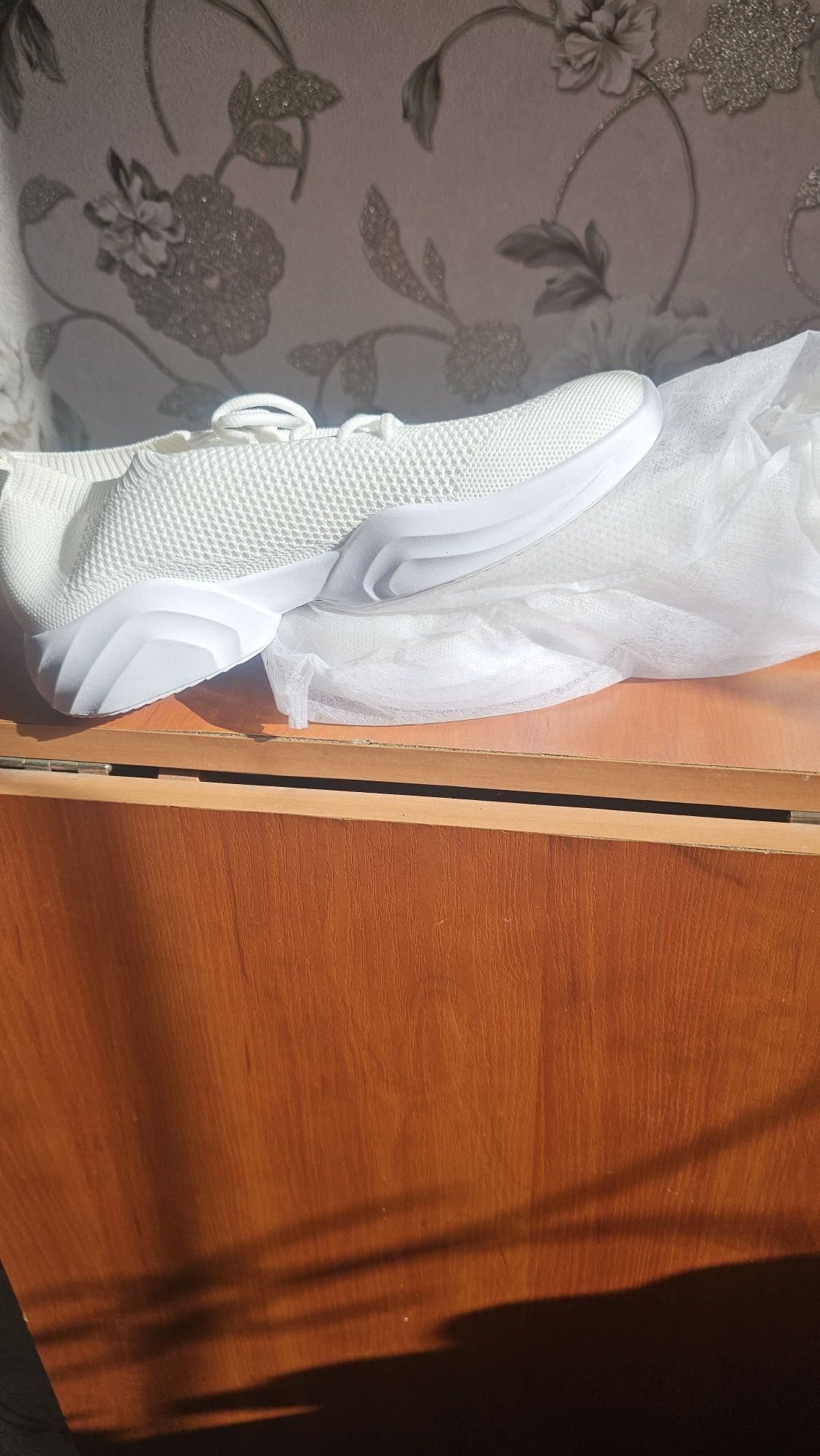 Продам красивые женские белые кроссовки 39 размер купила для себя