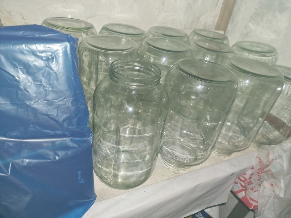 Vind 13 borcane de 5kg curate cu capace noi