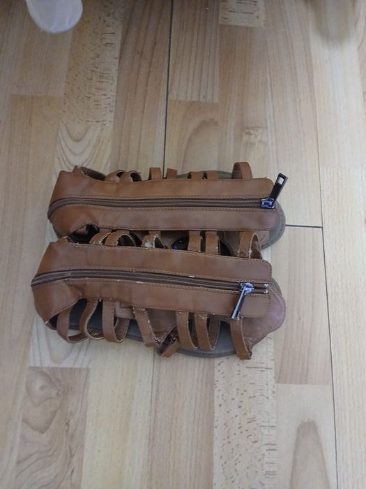 Vând sandale ptr.damă