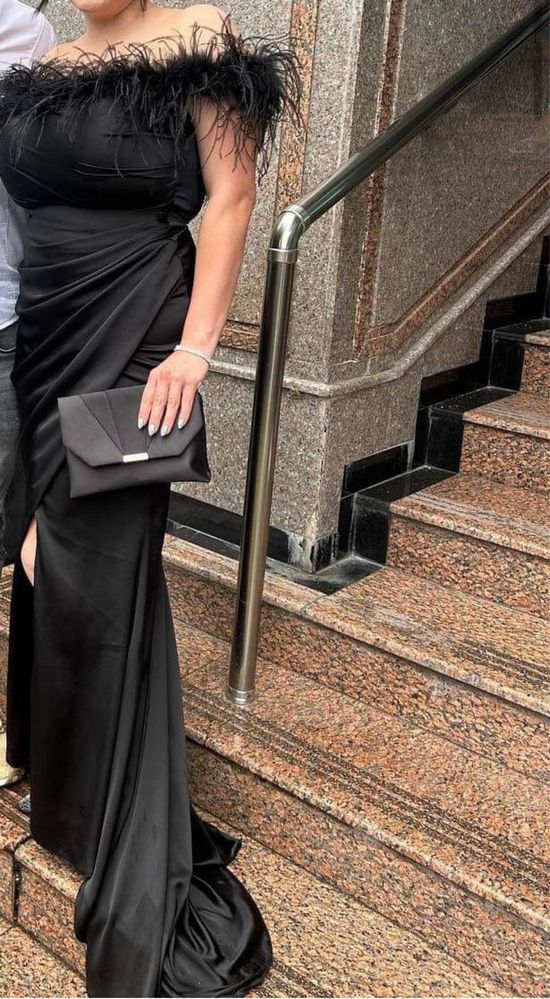 Официална дълга черна рокля с пера