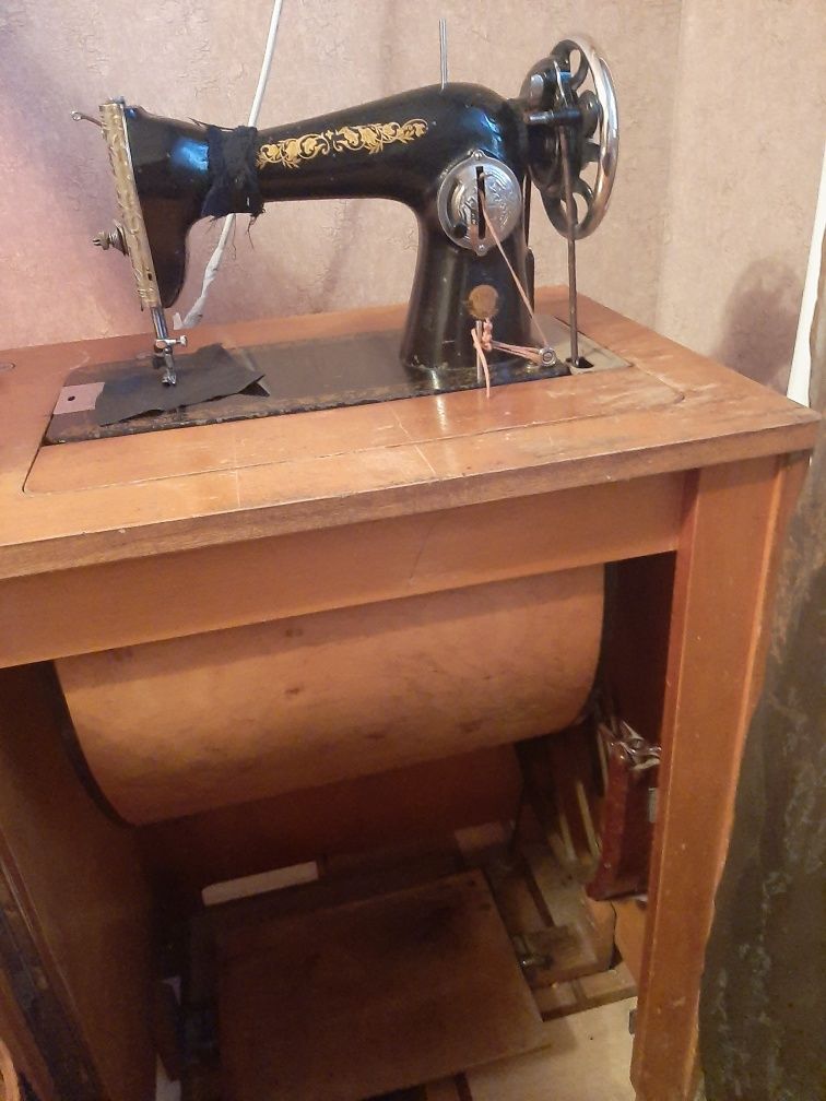 Продам советскую ножную швейную машинку
