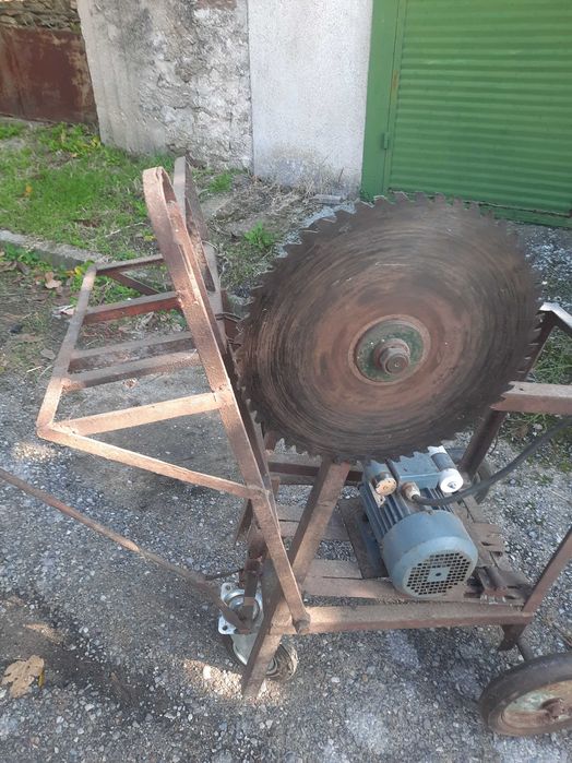 Циркуляр за дърва.