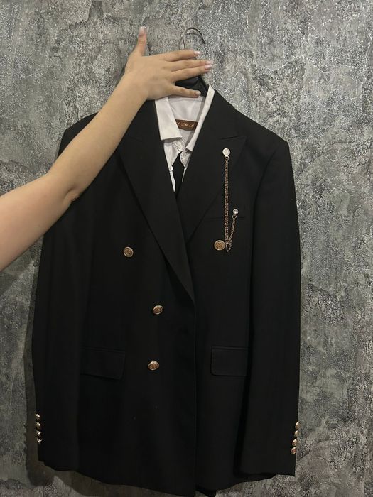 Продаю костюм черный