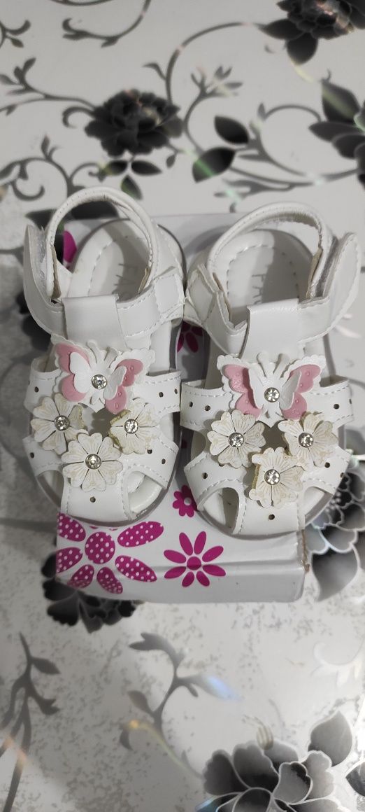бели бебешки сандали