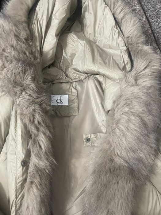 Vand geaca Calvin Klein nu este originala